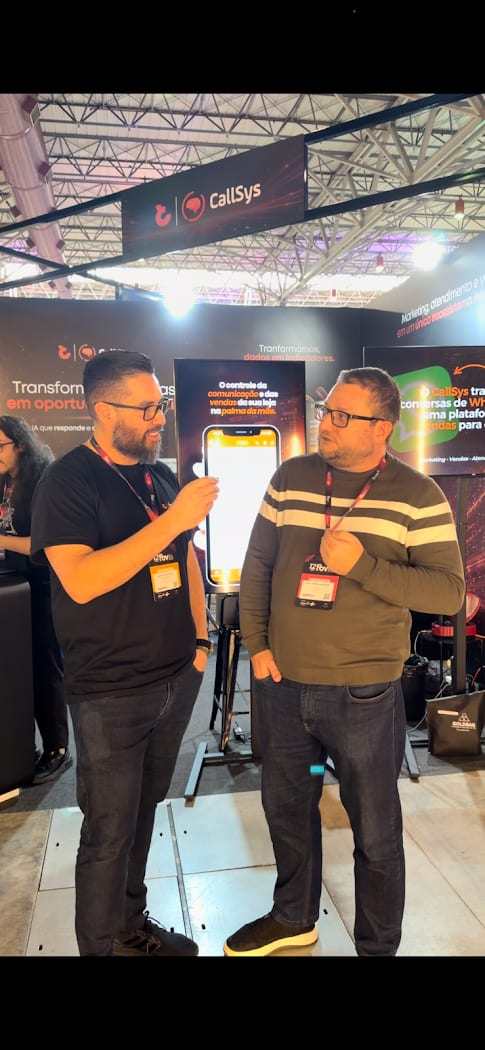Rodrigo, CEO e fundador da Espectra, conversando com Brilhante, da Unisinos, no stand da FBV 2026