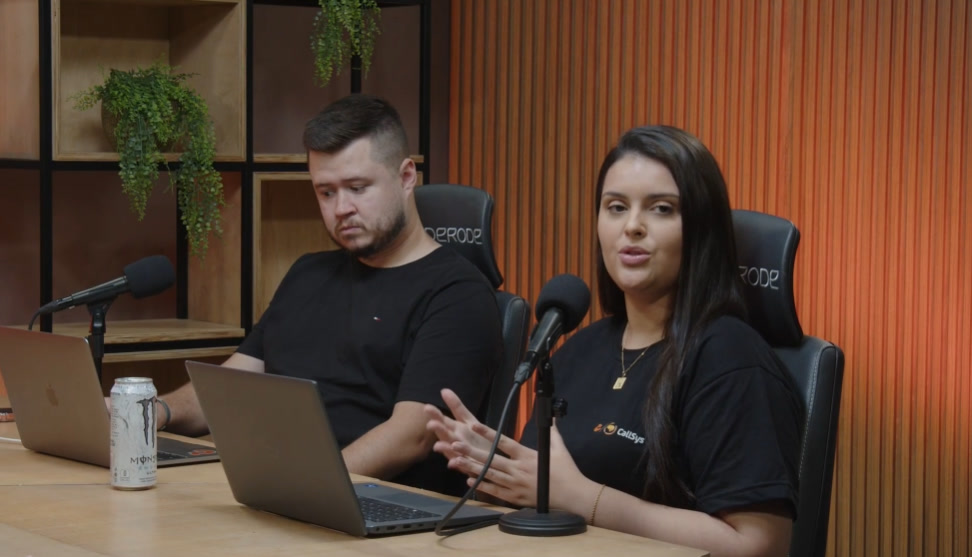 A Ana Laura apresenta o Audita AI na live, ao lado do Luciano